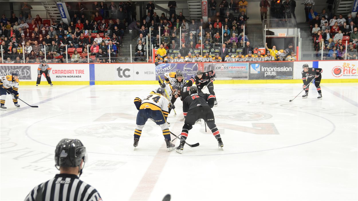 Les Huskies remportent le premier match de la série contre les ...