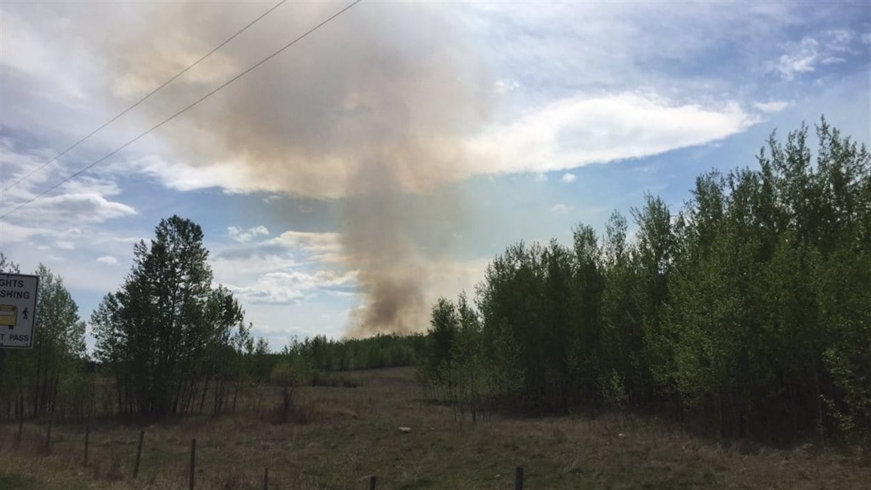Le feu dans le comté Lac Sainte-Anne.