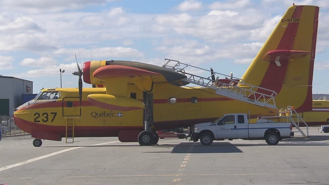 Des avions-citernes CL-215 de Québec se préparent à partir vers l'Alberta.