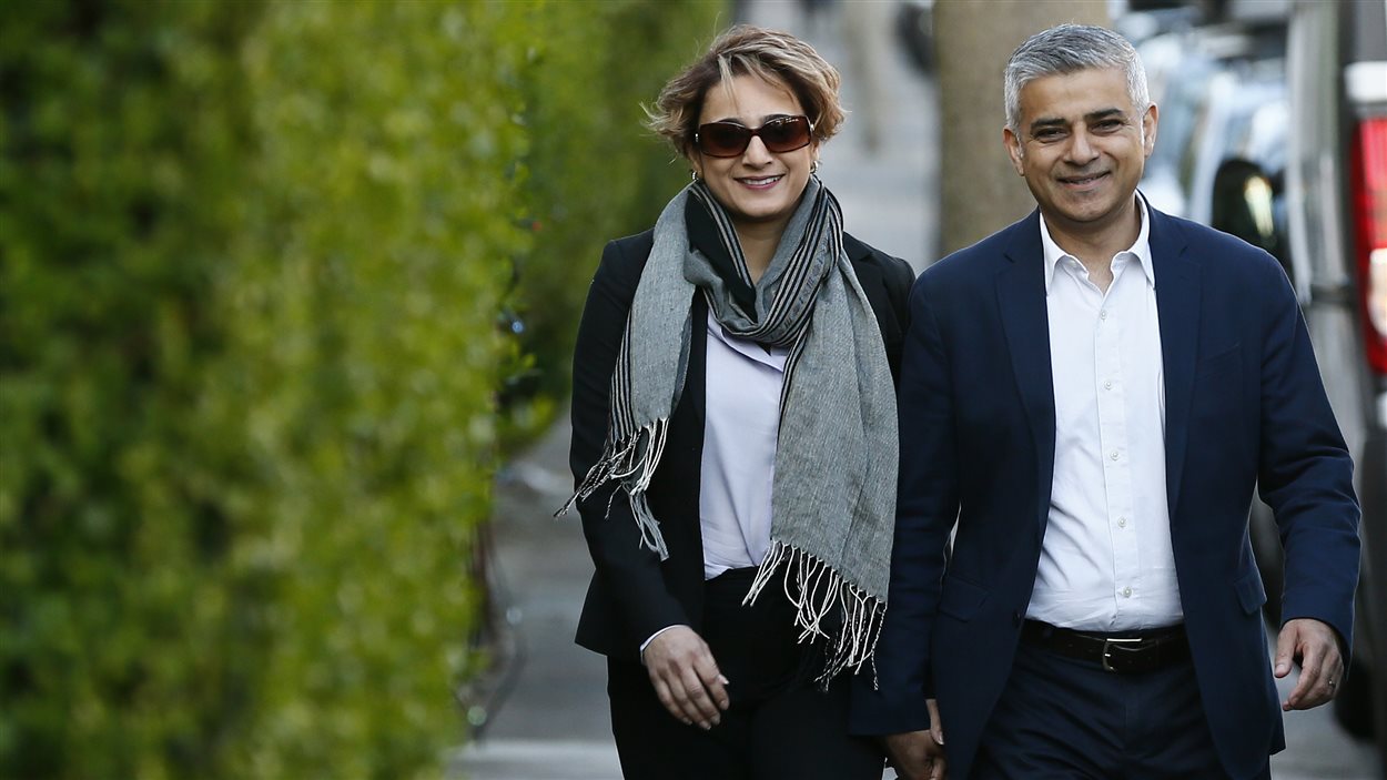 Le travailliste Sadiq Khan est allé voter dans le sud de Londres avec sa femme Saadiya.