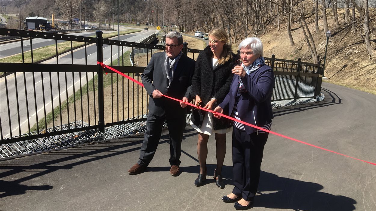 Le maire Régis Labeaume, la ministre du Patrimoine canadien Mélanie Joly et la présidente de la Commission des champs de bataille nationaux, Margaret F. Delisle ont inauguré le nouveau sentier des Plaines.