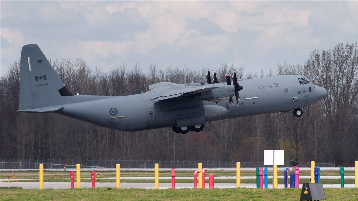 Un avion des Forces canadienne a quitté la base de Trenton pour l'Alberta, hier.