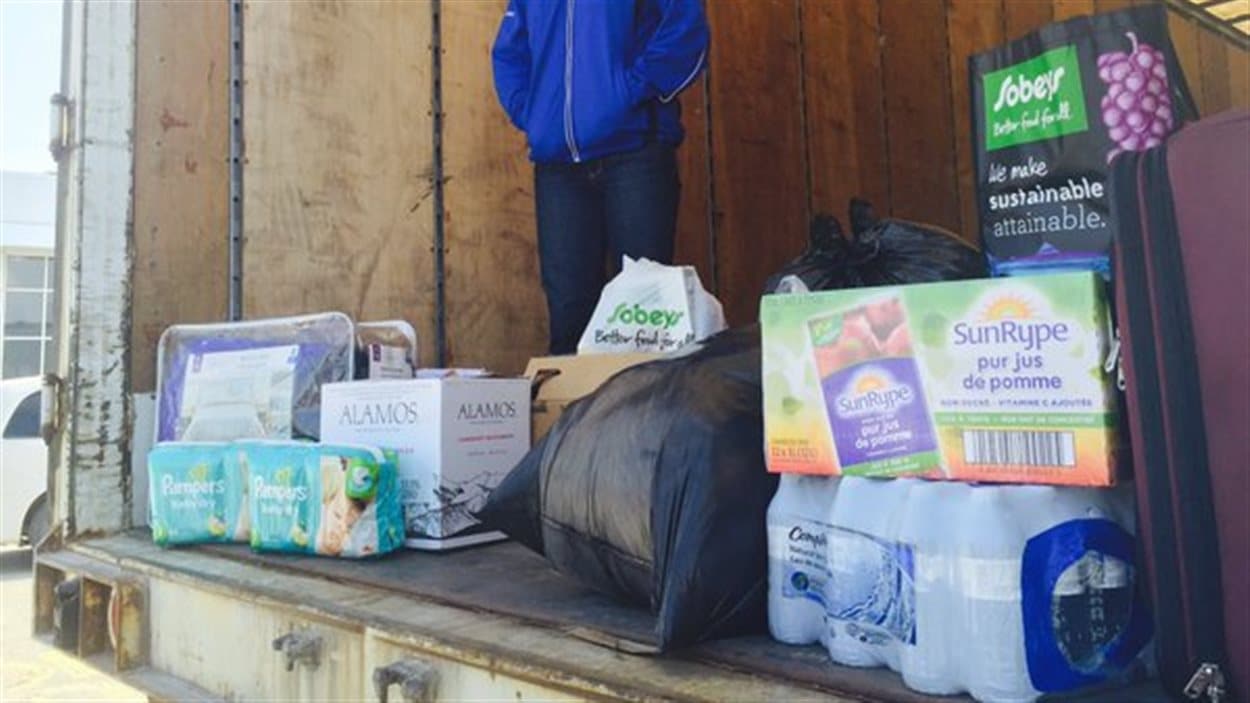 Depuis vendredi matin, les Winnipégois viennent déposer des produits de première nécessité qui seront ensuite distribués aux sinistrés de Fort McMurray.