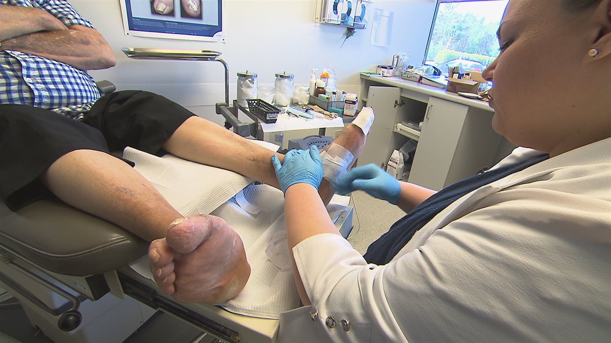 Virginie Blanchette soignant un patient diabétique