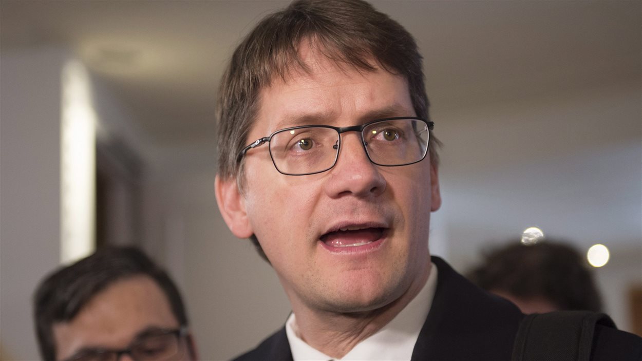 Le député de Jonquière, Sylvain Gaudreault, à son arrivée au caucus du Parti québécois vendredi matin.