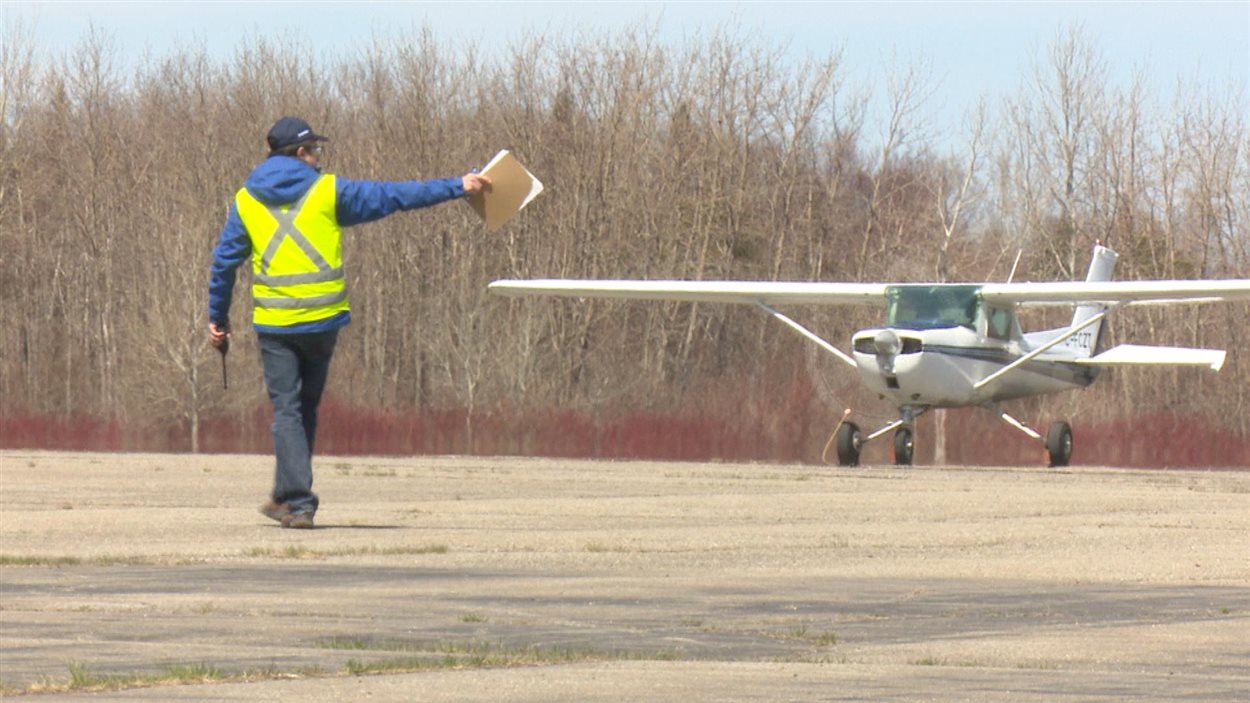 Avion qui se dirige sur le tarmac. Une quinzaine de pilotes de partout dans l'Est du Québec se sont présentés à l'événement matanais.