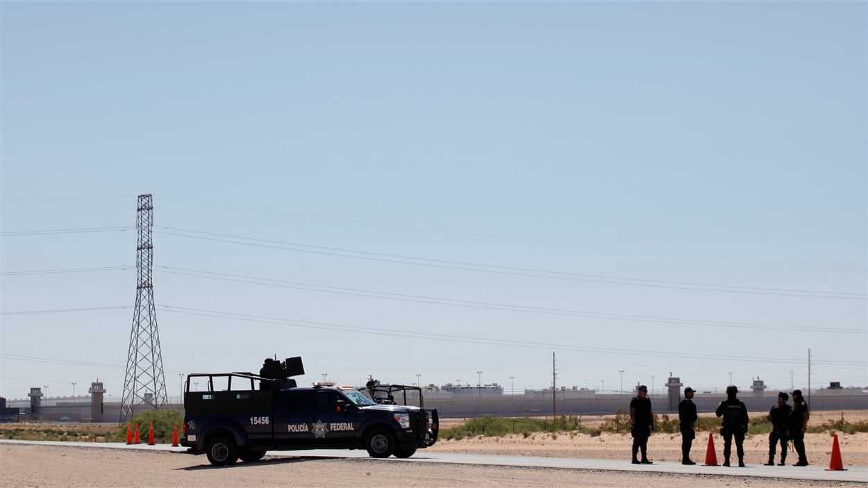 Des officiers de la police fédérale montent la garde près de la prison de la ville de Juarez où le baron de la drogue mexicain Joaquin "El Chapo" Guzman a été transféré samedi.