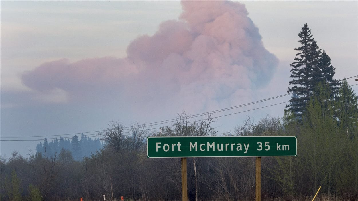 La fumée retarde le convoi d'évacués en direction du sud.