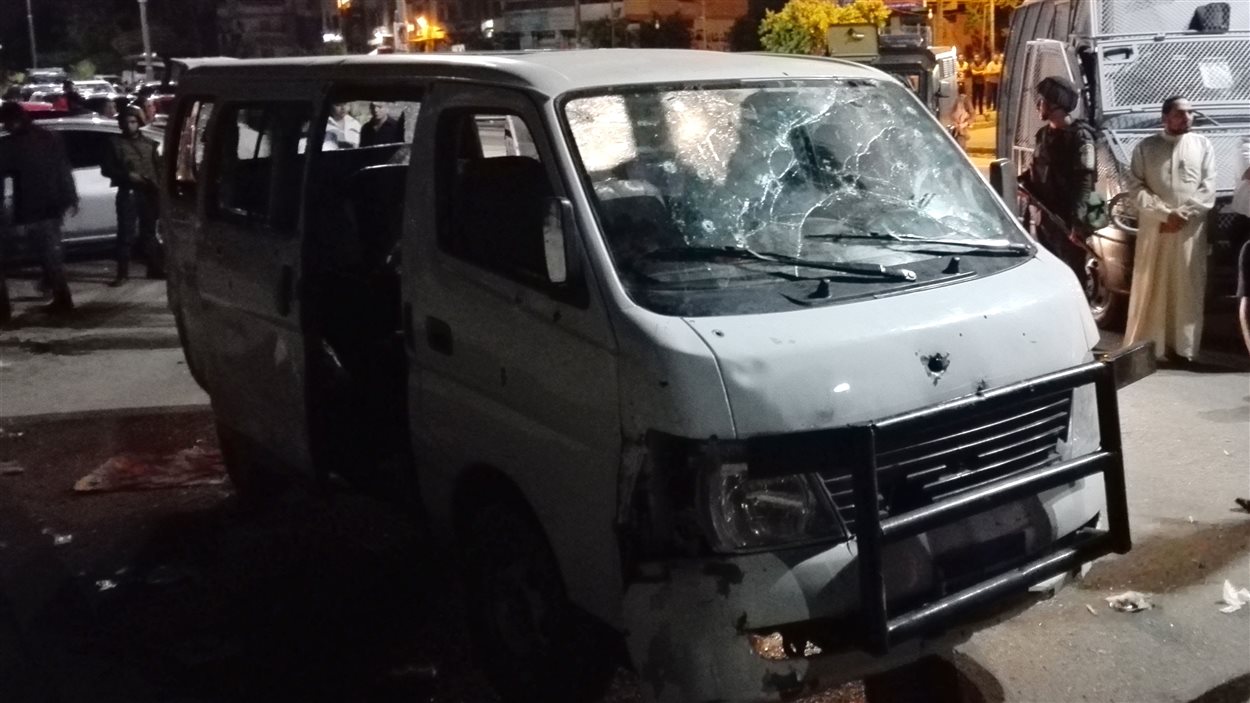 Véhicule endomagé par une attaque armée djihadiste le 8 mai 2016 au Caire