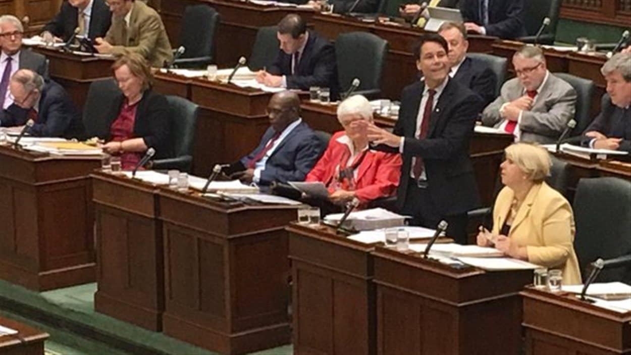 Le minitre de la Santé de l'Ontario, Eric Hoskins, répond aux critiques à Queen's Park.