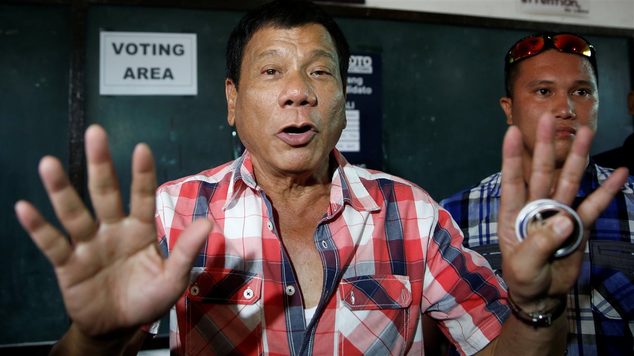Le candidat à l'élection présidentielle Rodrigo Duterte se prépare à voter à Davao, dans le sud des Philippines, le 9 mai 2016.