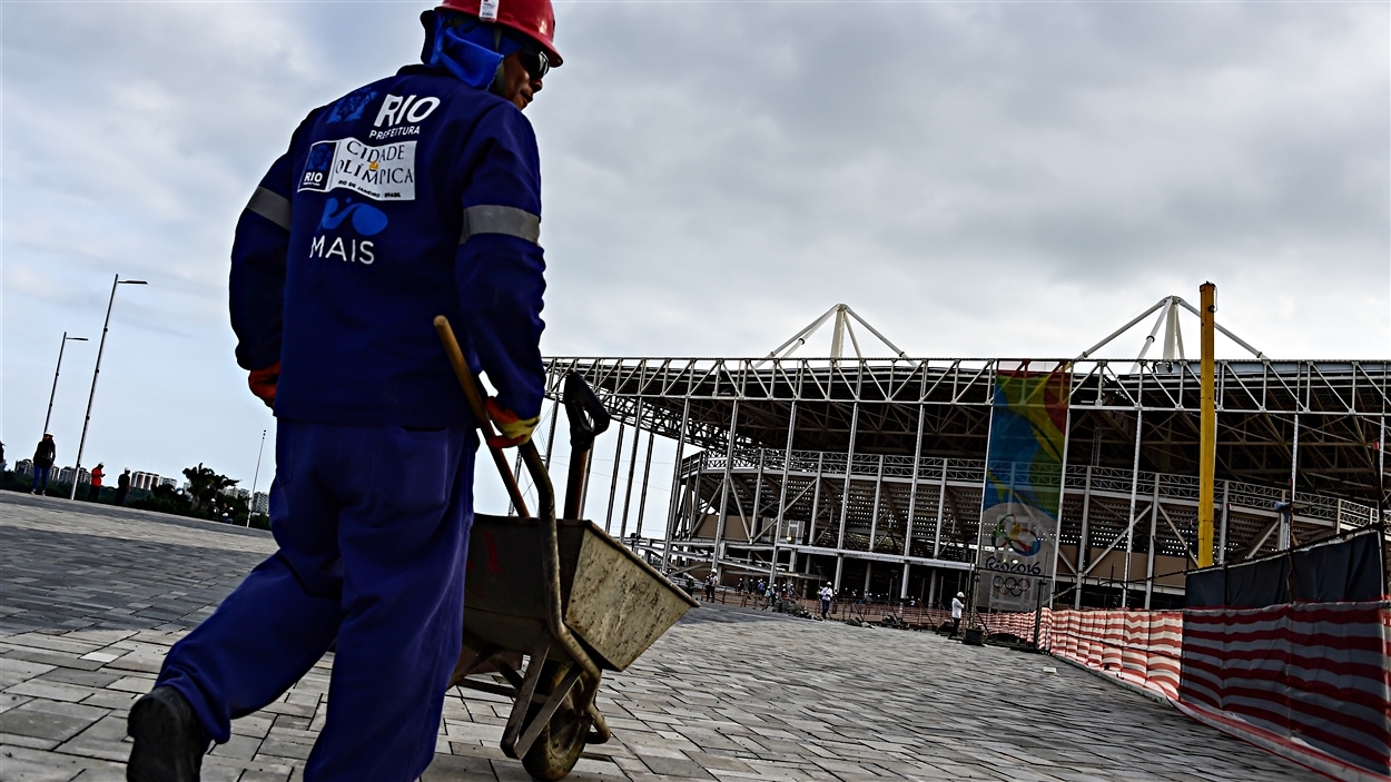 Un travailleur sur un chantier olympique de Rio