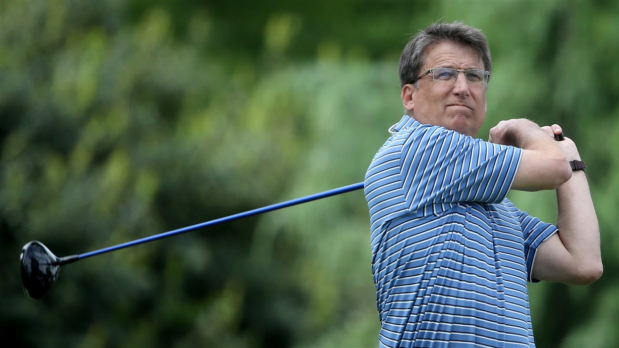 Le gouverneur de la Caroline du Nord, Pat McCrory, jouant au golf, le 4 mai dernier