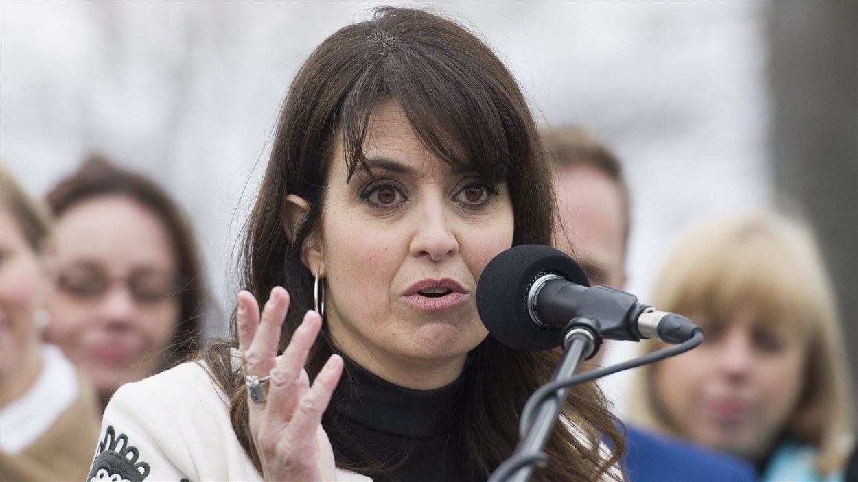 Véronique Hivon annonçant sa candidature à la direction du PQ à Joliette.