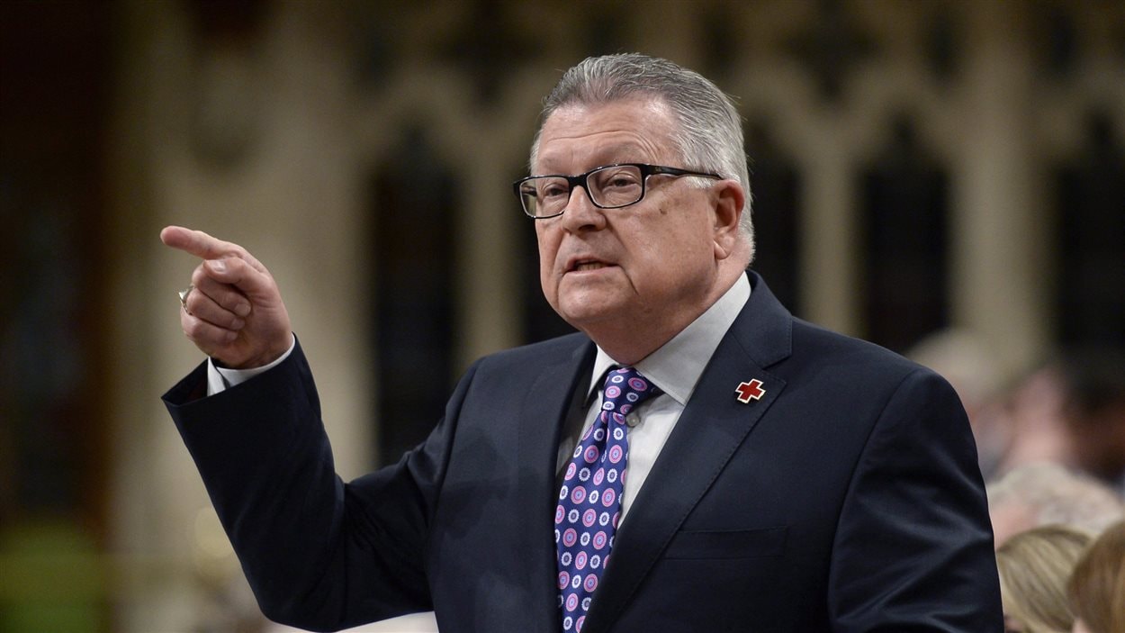 Le ministre de la Sécurité publique, Ralph Goodale, répond aux questions des journalistes à la Chambre des communes d'Ottawa.