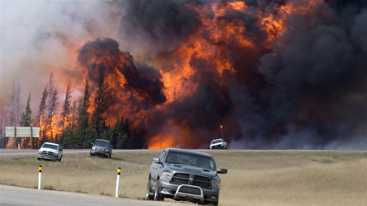 Imposant feu de forêt à Fort McMurray