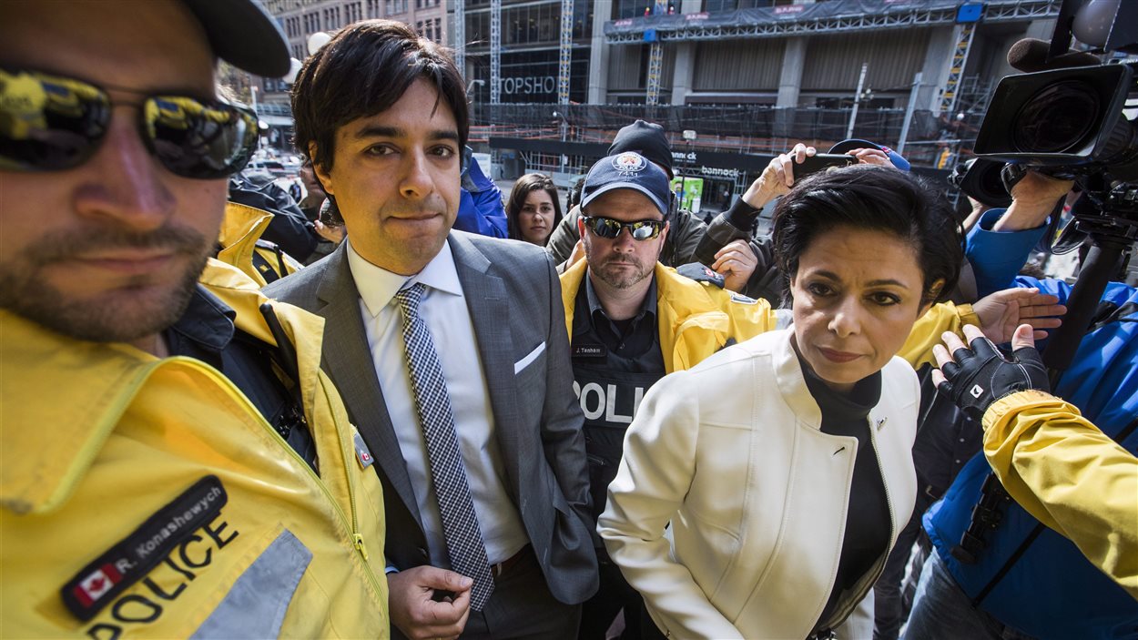 Jian Ghomeshi arrive en cour mercredi, accompagné avec son avocate Marie Henein.