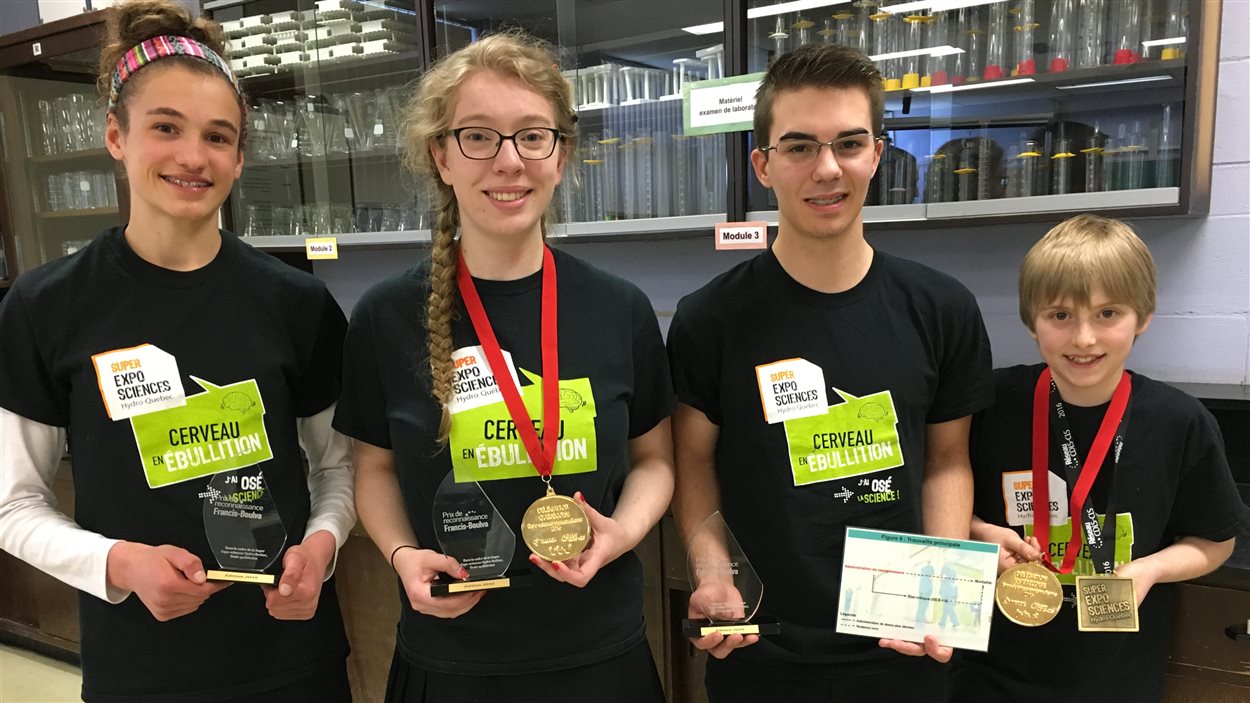 De gauche à droite, Marion Thénault, Marianne Drolet-Sénéchal, Nicolas Gagnon et Olivier Blais. Quatre jeunes de l'Estrie qui se sont illustrés à la finale provinciale de l'Expo-sciences.