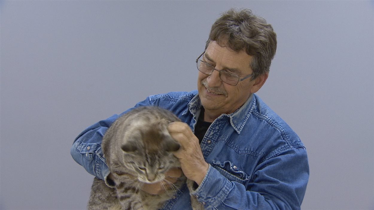 Mike Manning et son chat Simon.