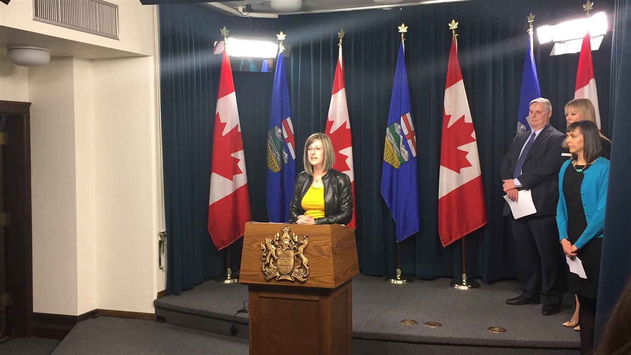 Stéphanie McLean, ministre de Service Alberta