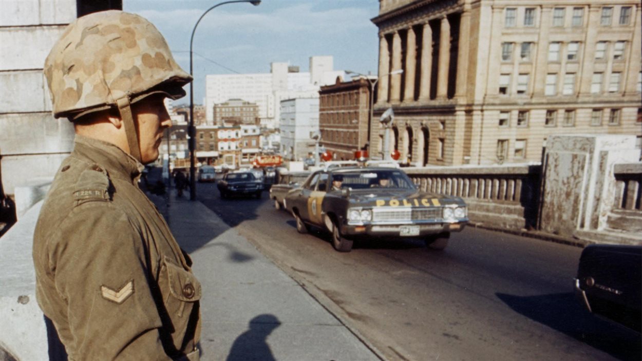 Des soldats surveillent un pont à Montréal après l'imposition de la Loi sur les mesures de guerre le 16 octobre 1970.