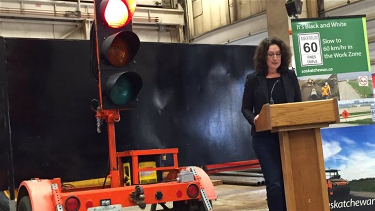 La ministre de la Voirie et de l'Infrastructure Nancy Heppner lance une technologie pour améliorer la sécurité dans les zones de travaux.