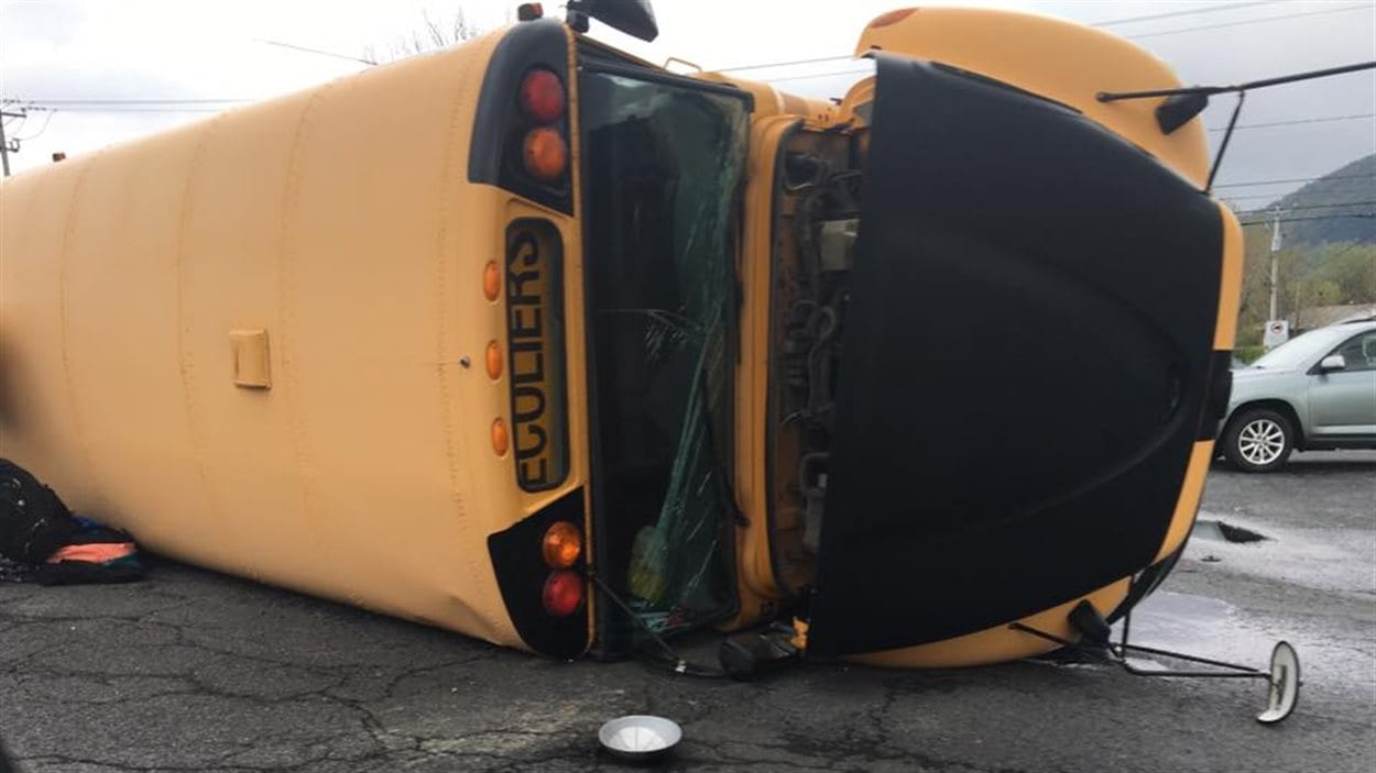 MontSaintHilaire un autobus renversé, un mort et un blessé grave RadioCanada