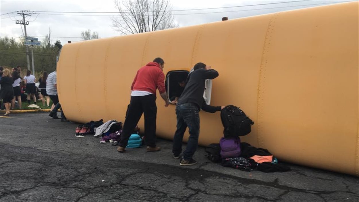 MontSaintHilaire un autobus renversé, un mort et un blessé grave RadioCanada