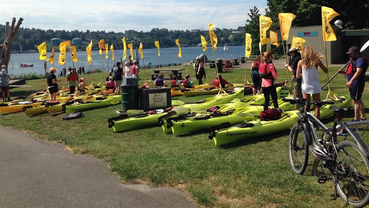 Des activistes-kayakistes se sont rassemblés contre le projet Trans Mountain de Kinder Morgan au parc Cates à North Vancouver.