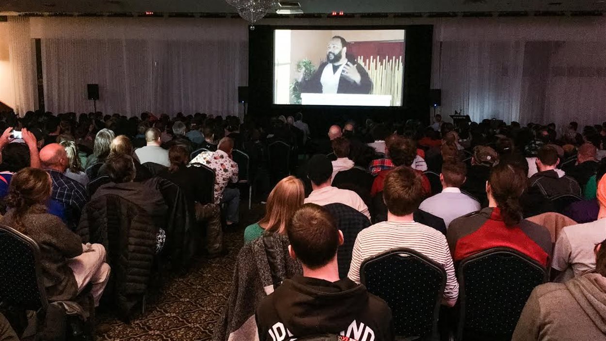 Dieudonné en spectacle virtuel à la salle de réception Rizz de Montréal