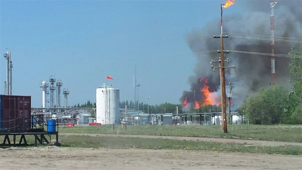Le feu est à proximité de la centrale de Trilogy Energy, mais semble vouloir s'en éloigner.