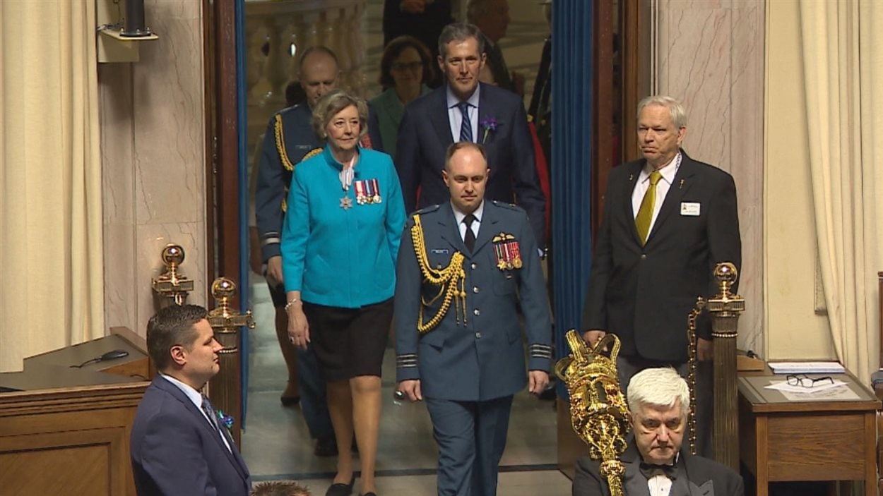 La lieutenante-gouverneure du Manitoba, Janice Filmon, et le premier ministre Brian Pallister, juste avant la lecture du discours du Trône.