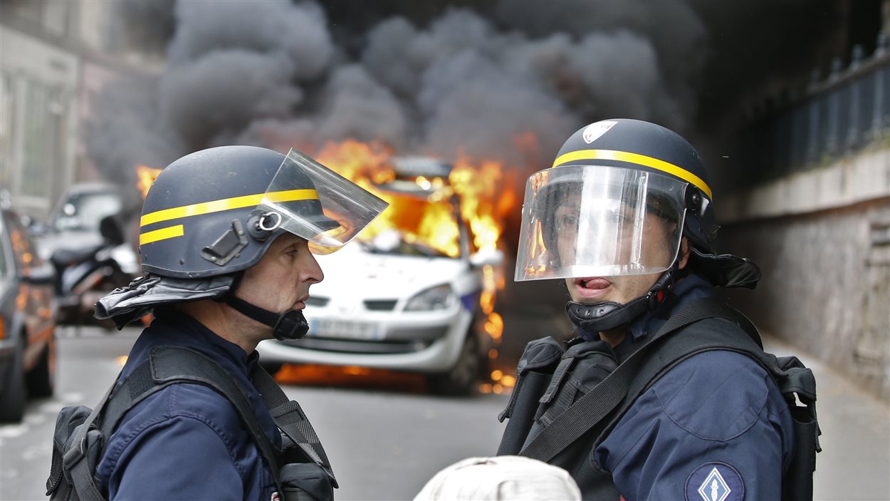 Une voiture de police incendiée à Paris