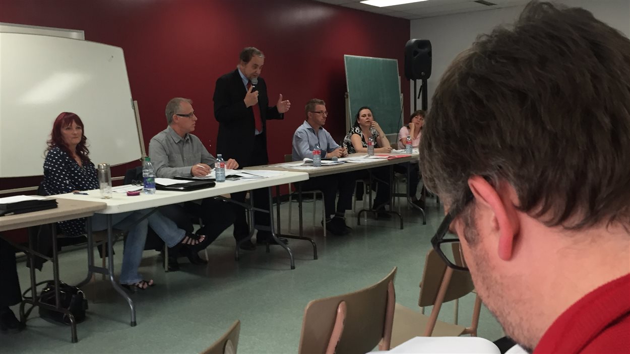 L'Institut sur la gouvernance des organisations privées et publiques (IGOPP) présente sa réforme de la Fédération des clubs de hockey mineur à Saint-Jérôme.