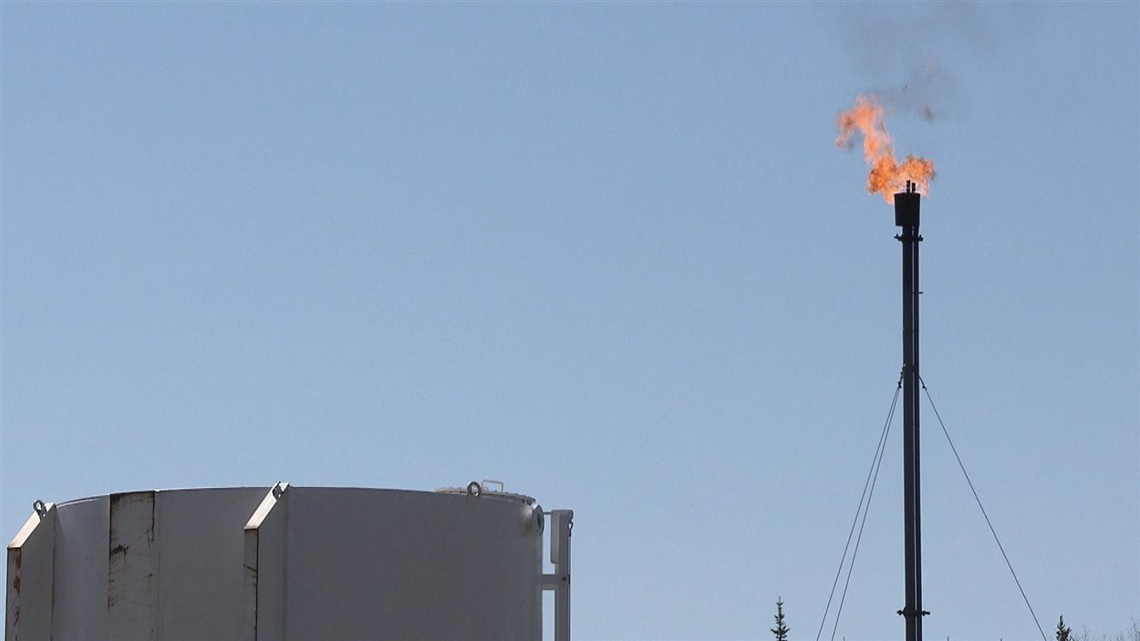 Test de production au puits Haldimand no 4. Flamme qui sort d'une cheminée.