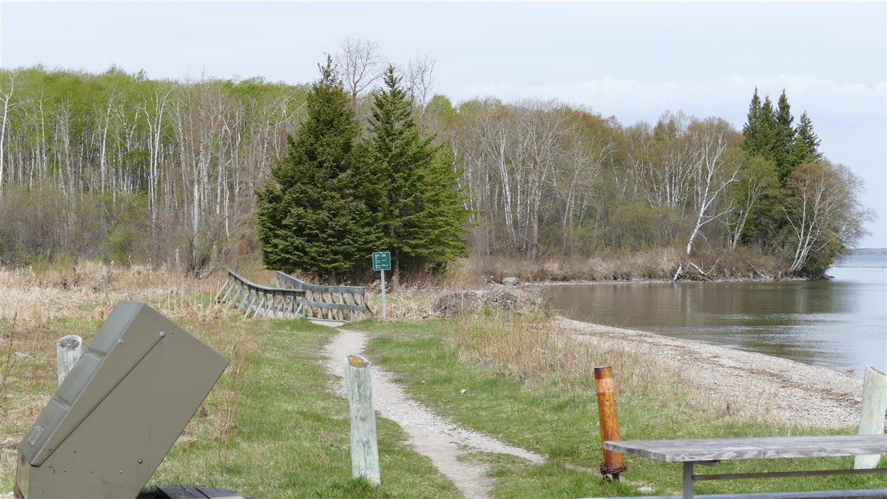 L'entré du sentier sud au Lac Clear.