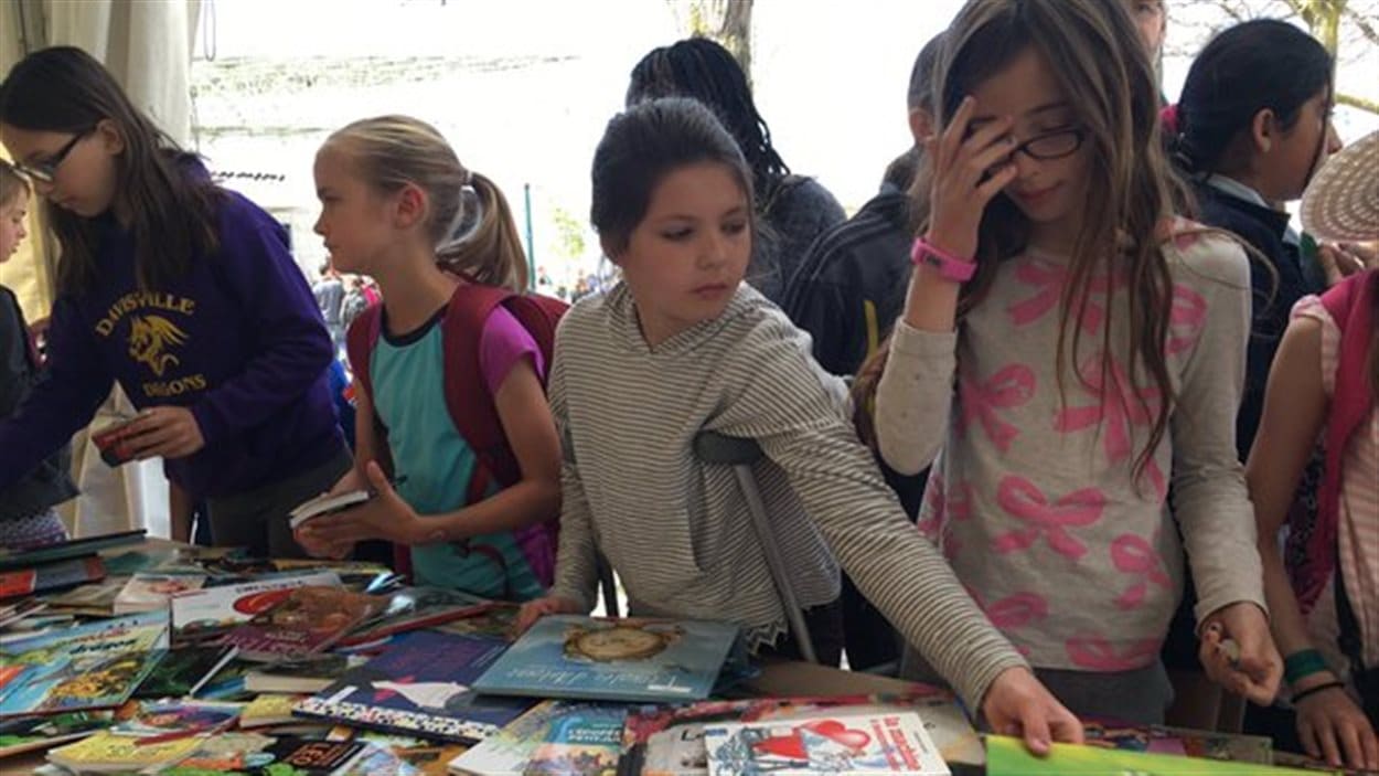 Des jeunes lecteurs au Festival des arbres à Toronto.