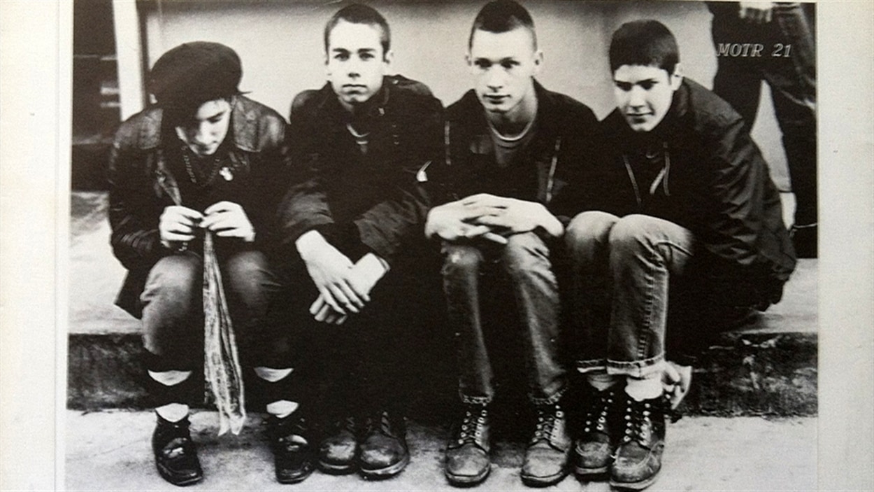 John Berry (3e à partir de la gauche) et les Beastie Boys sur la pochette du disque « Polly Wog Stew » en 1982