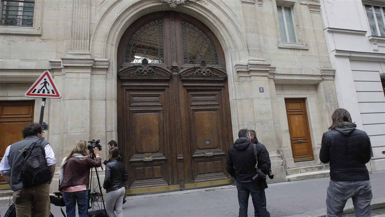 Des journalistes font le pied de grue devant le siège social de Google à Paris.