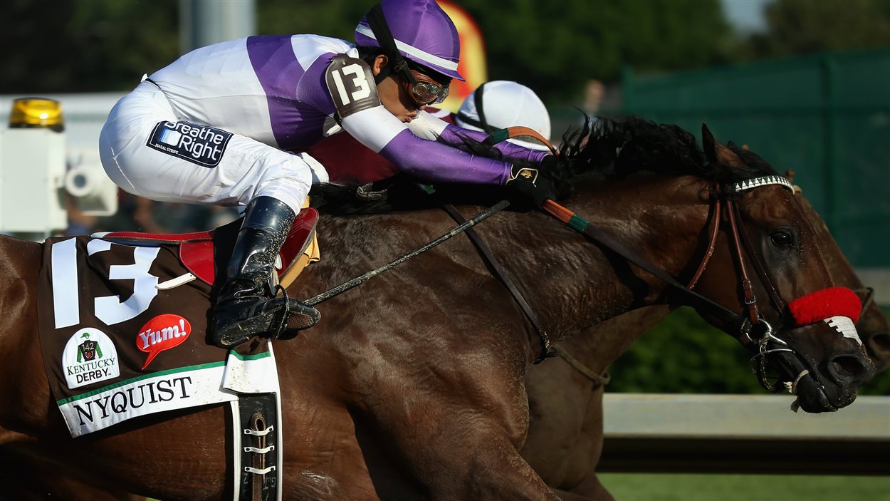 Nyquist et son jockey Mario Gutierrez en route vers la victoire au Derby du Kentucky 2016.