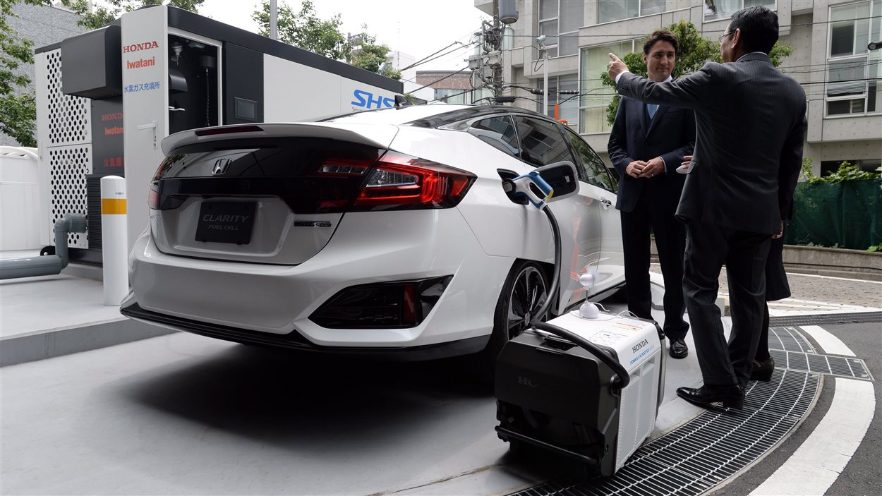 Justin Trudeau, en conversation avec le président et chef de la direction de Toyota, Takahiro Hachigo.