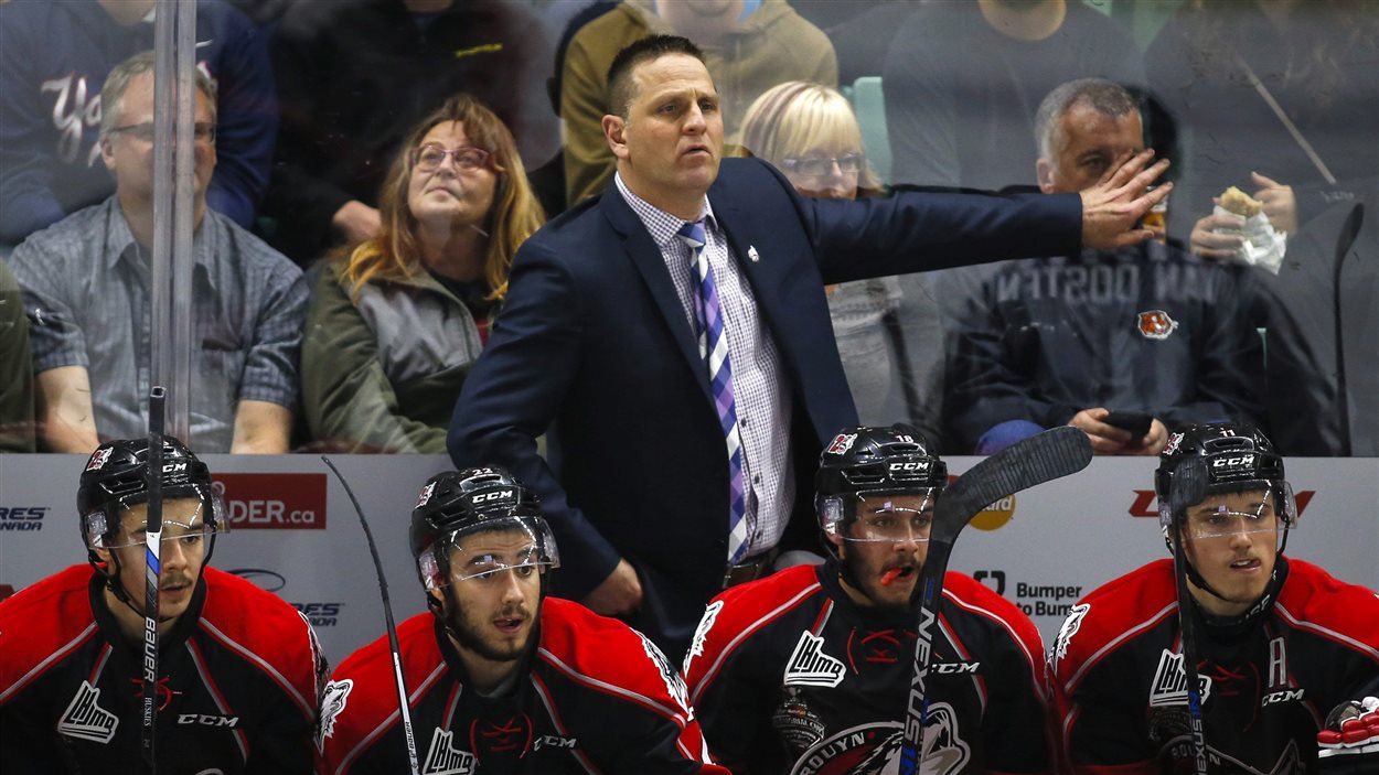 L'entraîneur-chef des Huskies de Rouyn-Noranda derrière le banc des siens, lors du tournoi de la Coupe Memorial