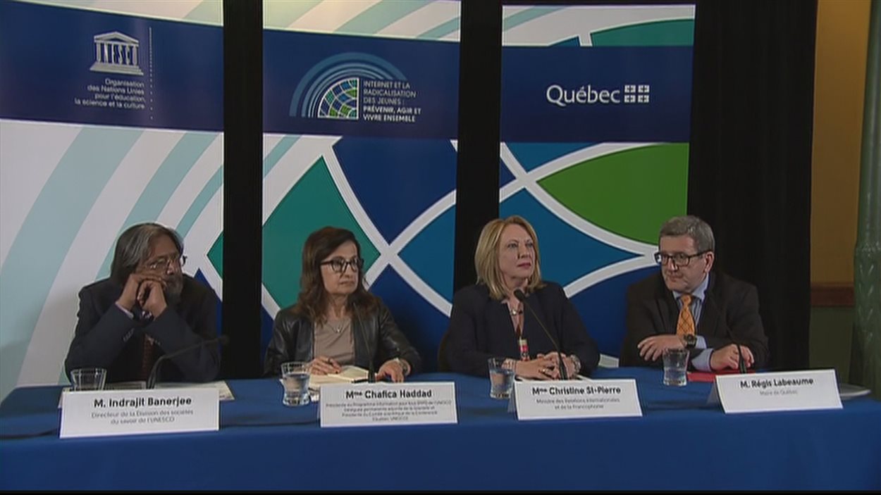 La ministre des Relations internationales et de la Francophonie, Christine St-Pierre, a annoncé la tenue d'une conférence sur la radicalisation à Québec entourée de représentants de l'UNESCO et du maire Régis Labeaume.