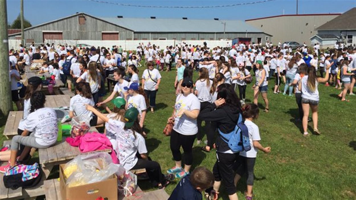Des centaines d'élèves francophones de l'Île-du-Prince-Édouard se sont rassemblés au Centre Expo-Festival de la région Évangéline pour souligner les 25 ans de l'obtention de la gestion scolaire par les francophones de l'Île.