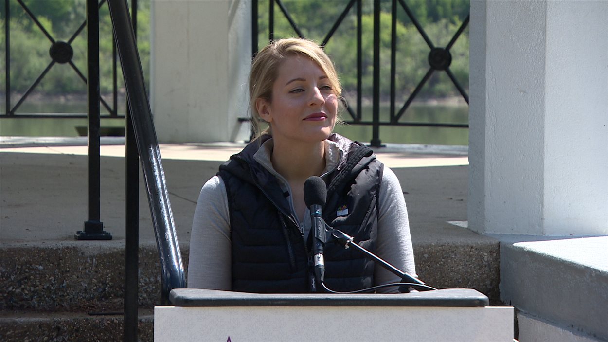 La ministre du Patrimoine canadien, Mélanie Joly, lors de son annonce à Saskatoon.