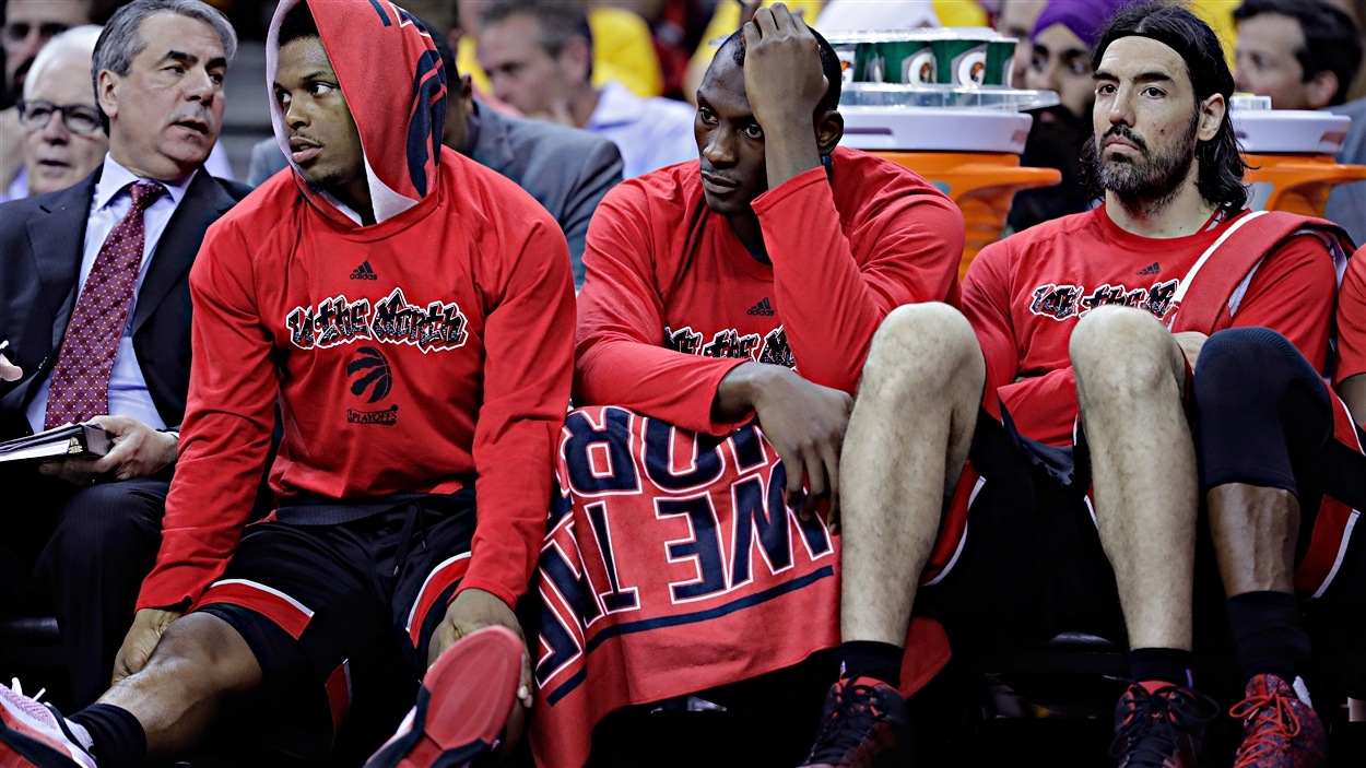 Kyle Lowry, Bismack Biyombo et Luis Scola des Raptors
