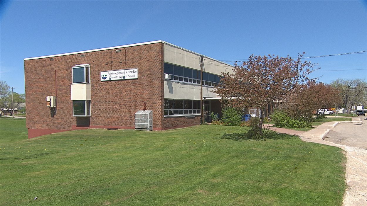 Ecole Riverside L’école Riverside prépare le regroupement des élèves du primaire et du ...