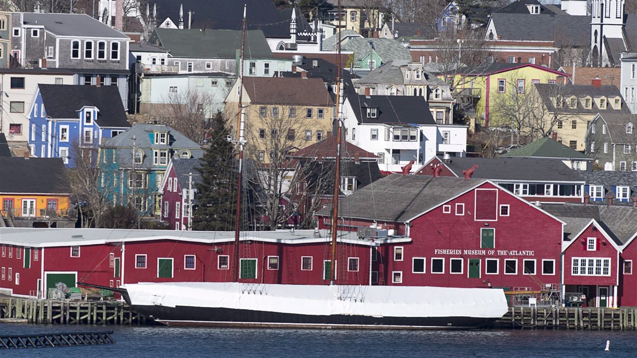 Le village de Lunenburg attire de nombreux touristes chaque année, grâce à son cachet historique et la présence du Bluenose II, réplique de la célèbre goélette qui figure sur les pièces de 10 cents.