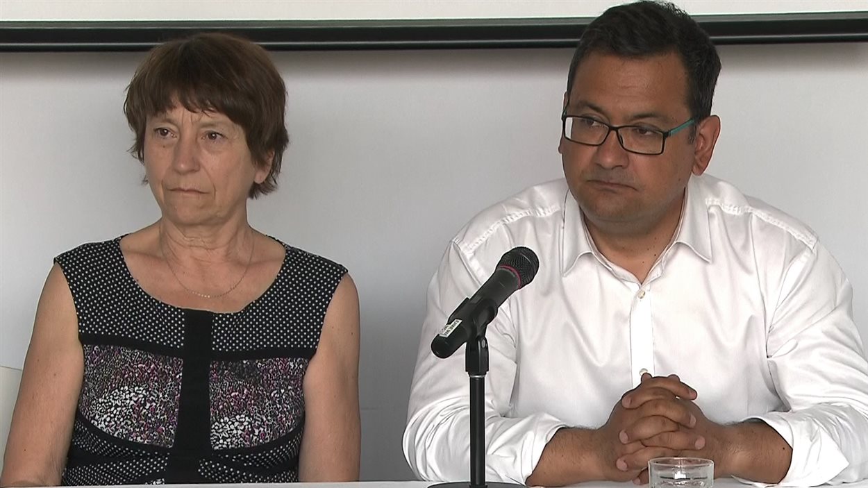 Les porte-parole de Québec solidaire Françoise David et Andrés Fontecilla tiennent une conférence de presse le 28 mai 2016 à Montréal, en marge du congrès du parti.