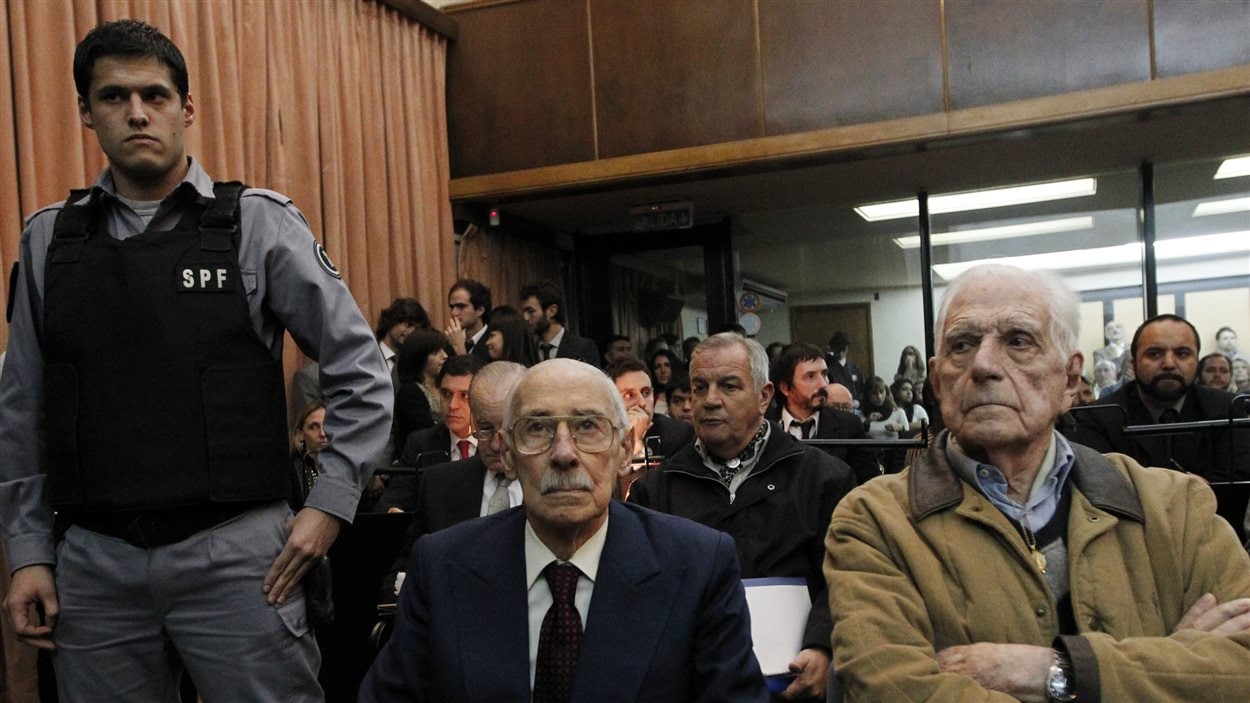 Les dictateurs argentins Jorge Videla et Reynaldo Mignone.